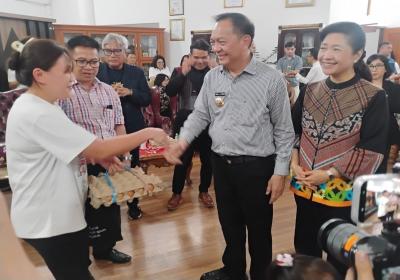 Wali Kota Tomohon Resmikan Penutupan IMP Academy Indonesia Timur dan Salurkan Bantuan Stunting kepada 15 Anak