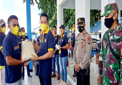 Sasar Buruh Bagasi dan Pengendara Bentor, AMPI Talaud Bagikan Ratusan Paket Beras