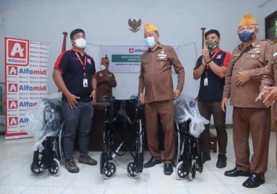 Peringati Hari Korps Cacat Veteran Indonesia, Alfamidi Beri Santunan Kursi Roda Untuk Veteran