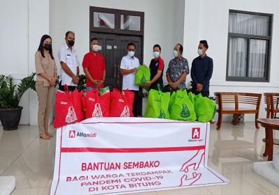 Alfamidi Salurkan Bantuan Bagi Warga Terdampak PPKM di Kota Bitung