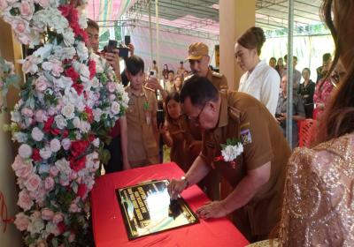 Resmikan Gedung Serbaguna dan Kantor Desa Raringis Selatan, Bupati RD: Semoga Menjadi Berkat Untuk Masyarakat