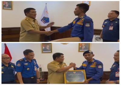 Gubernur Yulius Turut Panggil Personil Damkarmat Manado Marlon Bangonang dan Beri Penghargaan 