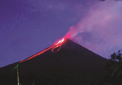 Aktivitas Kawah Karangetang Naik, Warga Waspada
