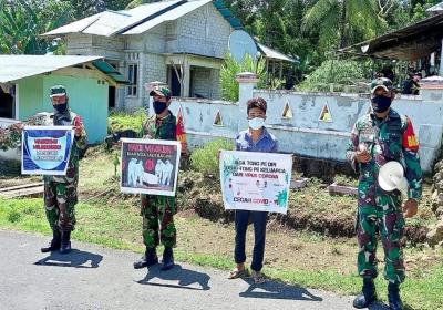 Babinsa Koramil 1312-04/Rainis Ajak Warga Patuhi Protokol Kesehatan